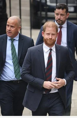 අඩු කරන ලද ආරක්ෂාව සම්බන්ධයෙන් පවතින නඩුවේ අභියාචනයක් සඳහා හැරී කුමරු අධිකරණයට පැමිණි අයුරු
