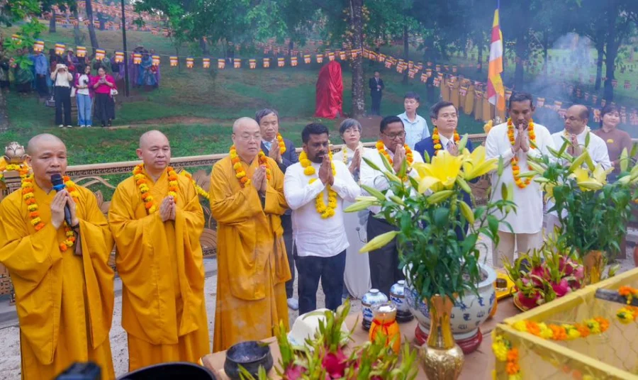 වියට්නාමයේ පිහිටි අග්නිදිග ආසියාවේ විශාලතම බෞද්ධ විහාරස්ථානයක් වන බායි ඩිං (Bai Dinh) විහාරස්ථානයට ජනපති ගිය අවස්ථාව