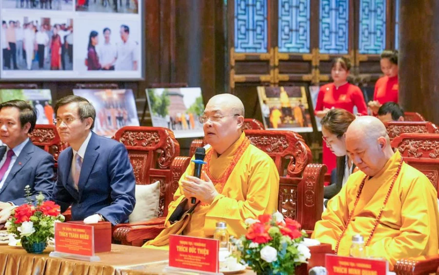 වියට්නාමයේ පිහිටි අග්නිදිග ආසියාවේ විශාලතම බෞද්ධ විහාරස්ථානයක් වන බායි ඩිං (Bai Dinh) විහාරස්ථානයට ජනපති ගිය අවස්ථාව