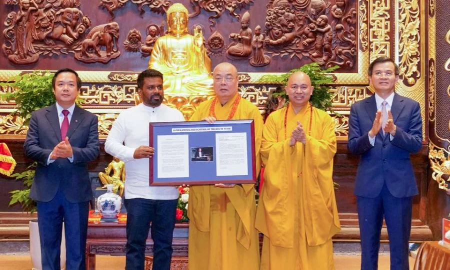 වියට්නාමයේ පිහිටි අග්නිදිග ආසියාවේ විශාලතම බෞද්ධ විහාරස්ථානයක් වන බායි ඩිං (Bai Dinh) විහාරස්ථානයට ජනපති ගිය අවස්ථාව