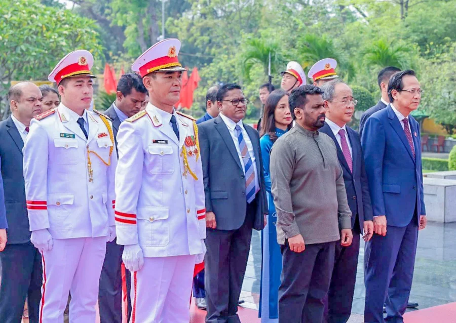 වියට්නාමයේ හනොයිහි යුද විරු ස්මාරකය වෙත පුෂ්පෝපහාර දැක්වීම