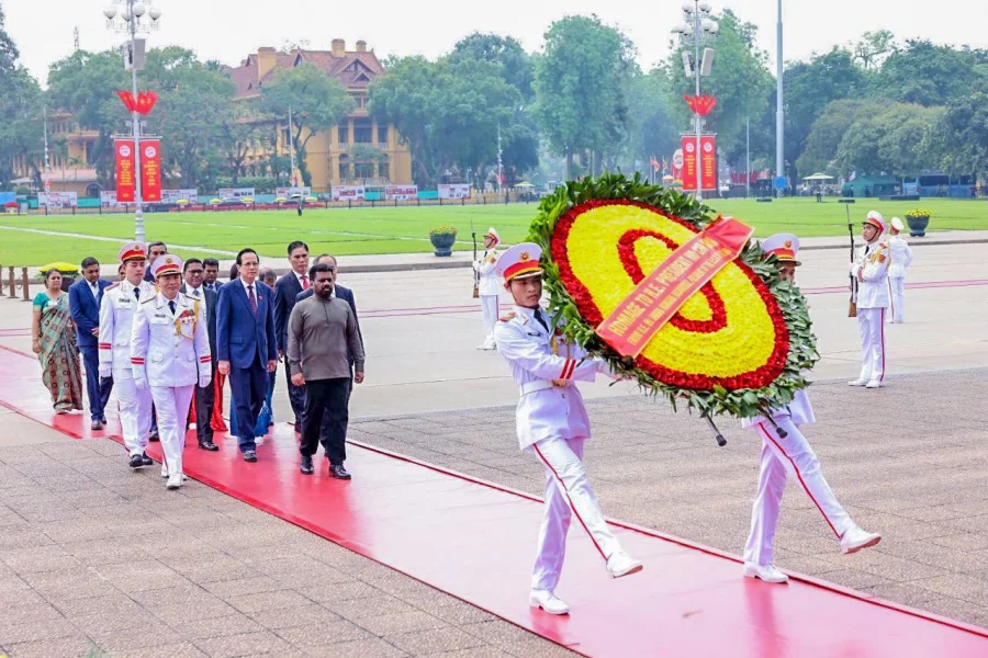 වියට්නාමයේ හනොයිහි යුද විරු ස්මාරකය වෙත පුෂ්පෝපහාර දැක්වීම