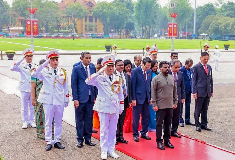 වියට්නාමයේ හනොයිහි යුද විරු ස්මාරකය වෙත පුෂ්පෝපහාර දැක්වීම