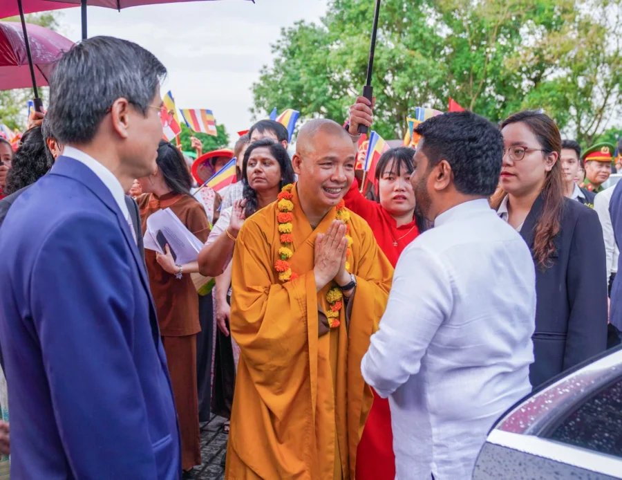 වියට්නාමයේ පිහිටි අග්නිදිග ආසියාවේ විශාලතම බෞද්ධ විහාරස්ථානයක් වන බායි ඩිං (Bai Dinh) විහාරස්ථානයට ජනපති ගිය අවස්ථාව