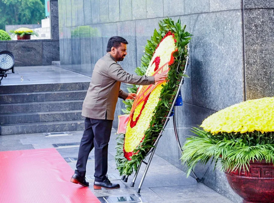 වියට්නාමයේ හනොයිහි යුද විරු ස්මාරකය වෙත පුෂ්පෝපහාර දැක්වීම