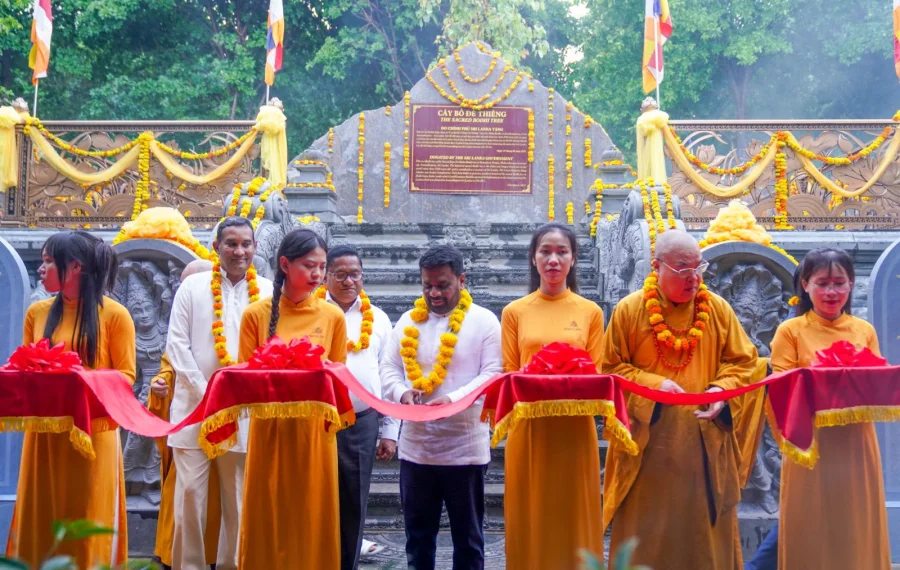 වියට්නාමයේ පිහිටි අග්නිදිග ආසියාවේ විශාලතම බෞද්ධ විහාරස්ථානයක් වන බායි ඩිං (Bai Dinh) විහාරස්ථානයට ජනපති ගිය අවස්ථාව