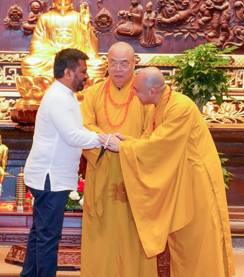 වියට්නාමයේ පිහිටි අග්නිදිග ආසියාවේ විශාලතම බෞද්ධ විහාරස්ථානයක් වන බායි ඩිං (Bai Dinh) විහාරස්ථානයට ජනපති ගිය අවස්ථාව