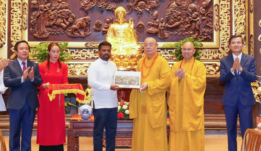 වියට්නාමයේ පිහිටි අග්නිදිග ආසියාවේ විශාලතම බෞද්ධ විහාරස්ථානයක් වන බායි ඩිං (Bai Dinh) විහාරස්ථානයට ජනපති ගිය අවස්ථාව