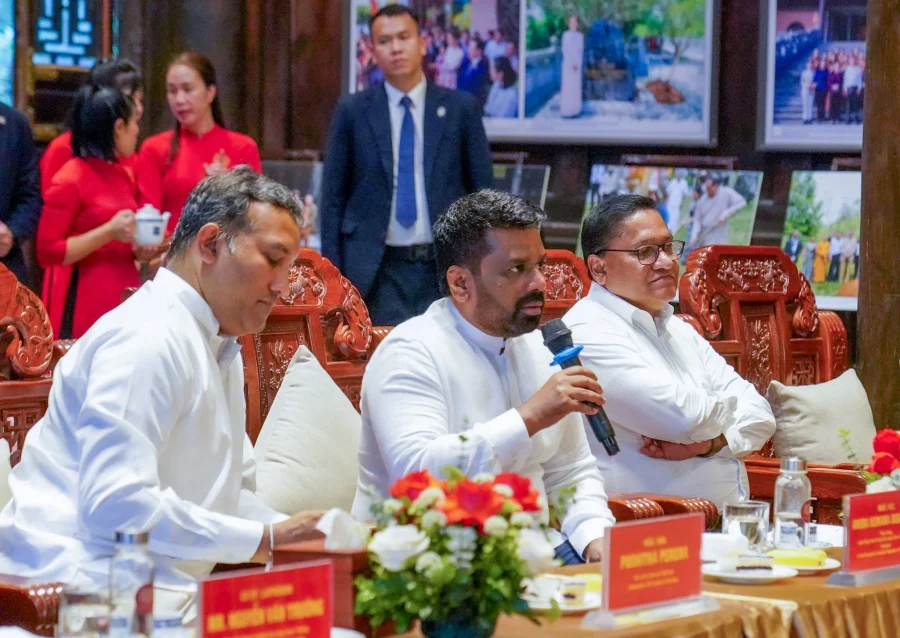 වියට්නාමයේ පිහිටි අග්නිදිග ආසියාවේ විශාලතම බෞද්ධ විහාරස්ථානයක් වන බායි ඩිං (Bai Dinh) විහාරස්ථානයට ජනපති ගිය අවස්ථාව