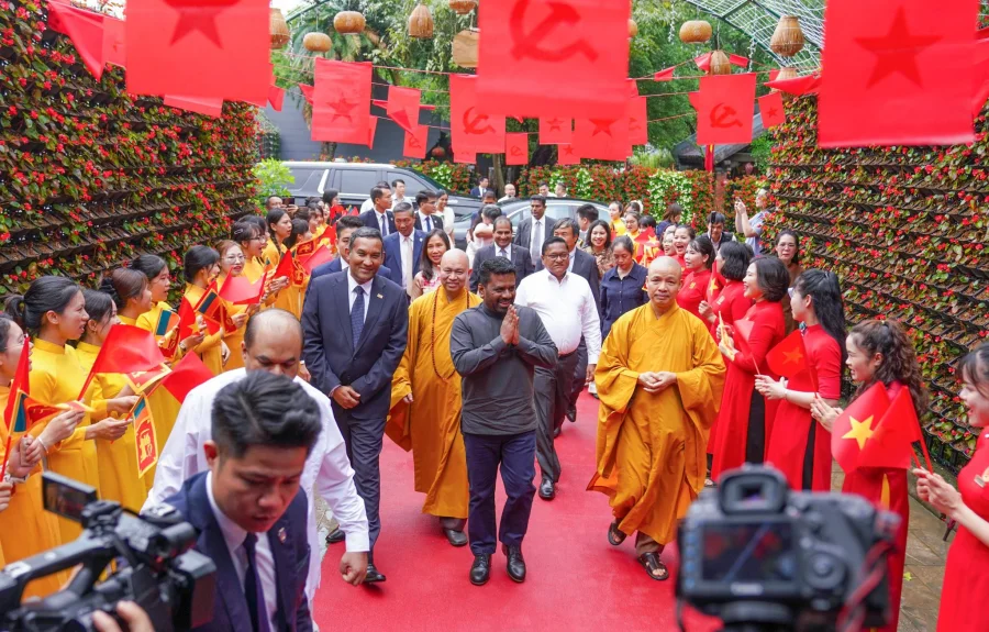 වියට්නාමයේ පිහිටි අග්නිදිග ආසියාවේ විශාලතම බෞද්ධ විහාරස්ථානයක් වන බායි ඩිං (Bai Dinh) විහාරස්ථානයට ජනපති ගිය අවස්ථාව