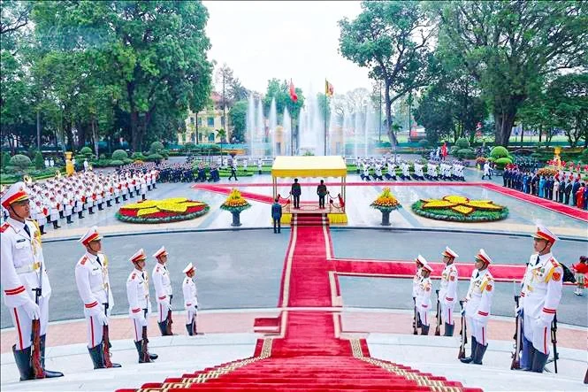 වියට්නාම් ජනාධිපති ලුඕං කුඕං (Luong Cuong)මහතා විසින් උණුසුම් අයුරින්  පිළිගත් ජනාධිපති අනුර කුමාර ත්‍රිවිධ හමුදා පෙළපාලිය නිරීක්ෂණය සඳහා ද  එක්විය.