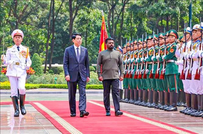 වියට්නාම් ජනාධිපති ලුඕං කුඕං (Luong Cuong)මහතා විසින් උණුසුම් අයුරින්  පිළිගත් ජනාධිපති අනුර කුමාර ත්‍රිවිධ හමුදා පෙළපාලිය නිරීක්ෂණය සඳහා ද  එක්විය.