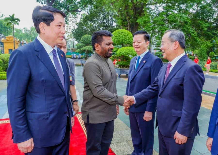 වියට්නාම් ජනාධිපති ලුඕං කුඕං (Luong Cuong)මහතා විසින් උණුසුම් අයුරින්  පිළිගත් ජනාධිපති අනුර කුමාර ත්‍රිවිධ හමුදා පෙළපාලිය නිරීක්ෂණය සඳහා ද  එක්විය.