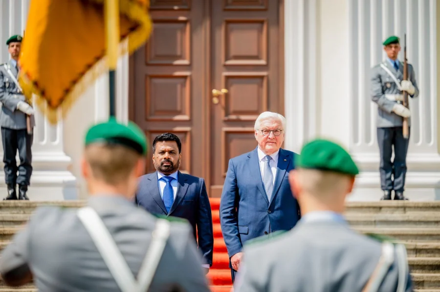 ජර්මානු ජනාධිපති ෆ්රෑන්ක්-වෝල්ටර් ස්ටයින්මියර් (Frank Walter Steinmeier) මහතා සමග බර්ලිනයේ බෙල්වීව් මන්දිරයේදී