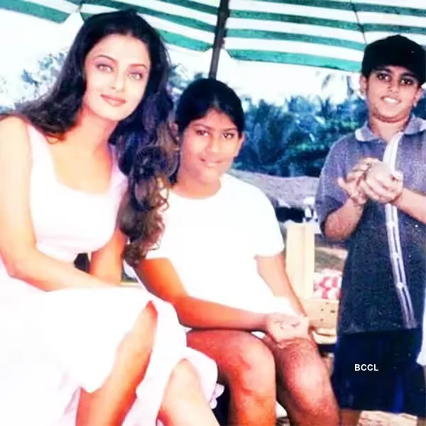 Bollywood actress Aishwarya Rai Bachchan's rare photo from the sets of movie Josh. The film featured Aishwarya Rai Bachchan and Shah Rukh