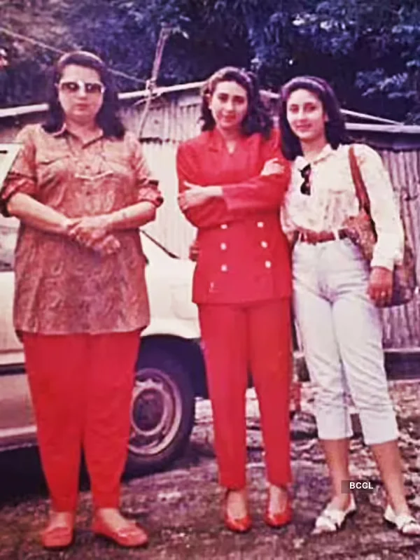 Check out a rare photo of Karisma Kapoor and Kareena Kapoor with their mother Babita.