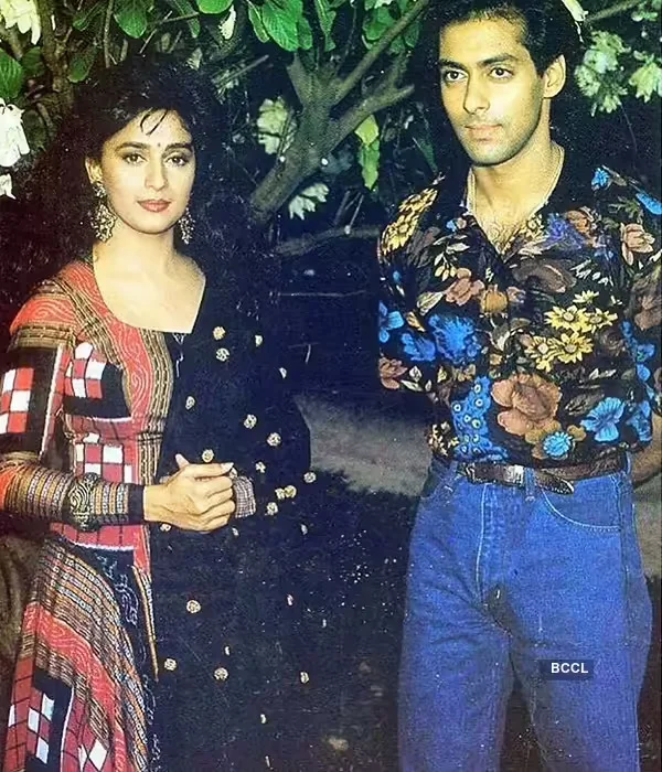 Here’s a rare photo of Dhak Dhak girl Madhuri Dixit and Bollywood hunk Salman Khan, which dates back to early 90s.