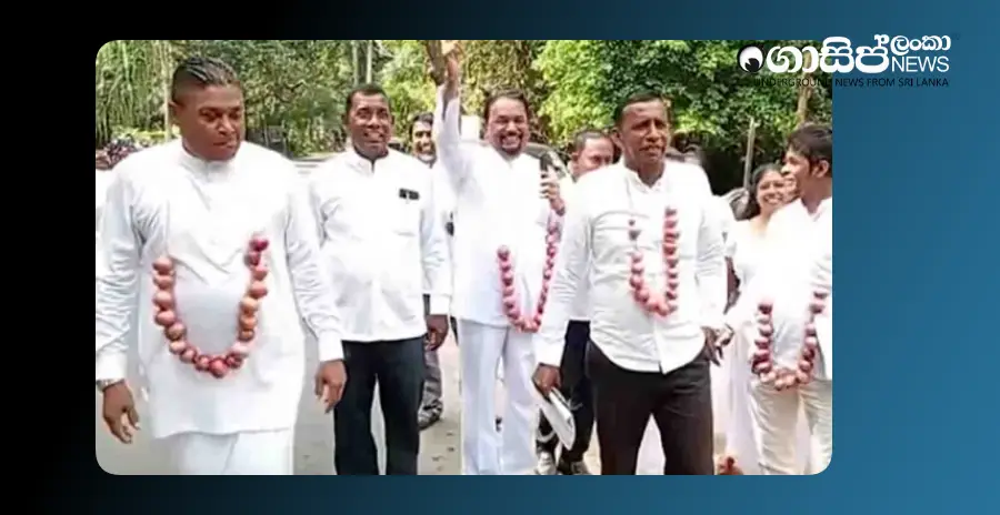 protesting-by-wearing-large-onion-necklaces