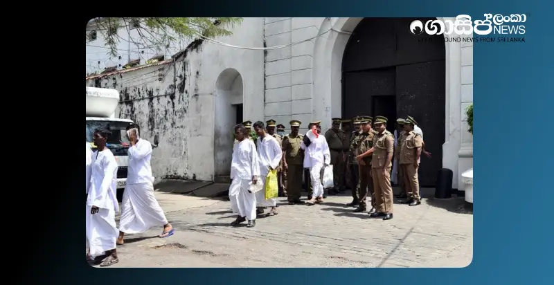 signs-of-trouble-for-a-group-of-prison-bosses