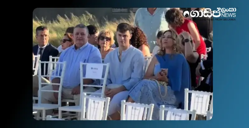 young-woman-makes-unknown-boyfriend-sit-with-her-parents-at-graduation-ceremony-video