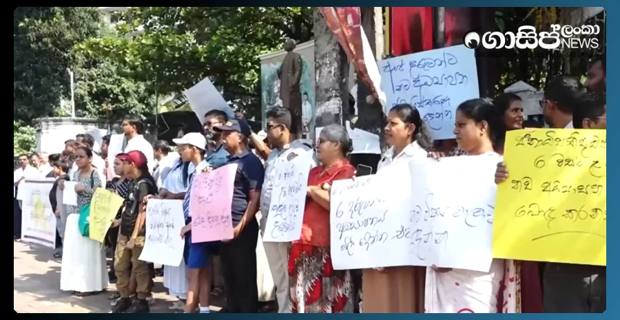 parents-of-6-children-protest-in-front-of-isurupaya-demanding-immediate-implementation-of-the-module