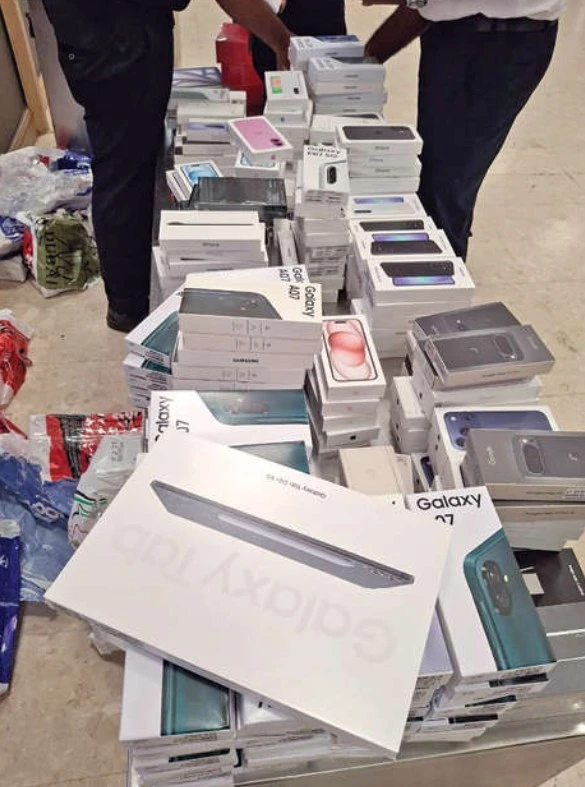 air-passenger-who-smuggled-mobile-phones-worth-3-crores-was-arrested