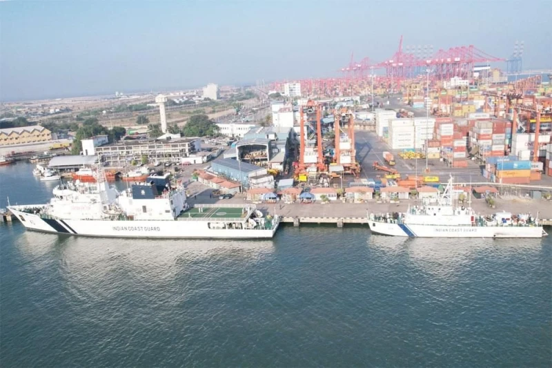 indian-coast-guard-ships-varaha-and-atulya-dock-at-colombo-port