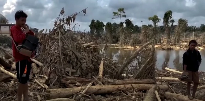 10-dead-80-missing-in-indonesia-landslide