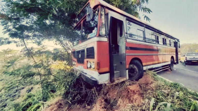 80-lives-are-saved-by-the-skill-of-the-driver-in-talawakela