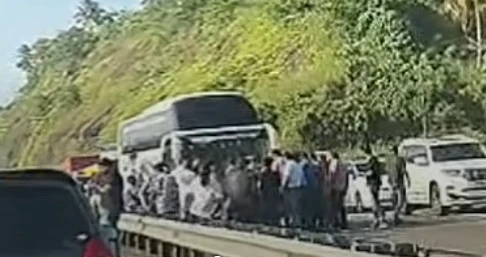 a-woman-was-killed-after-a-car-overturned-on-the-southern-expressway-two-people-were-injured