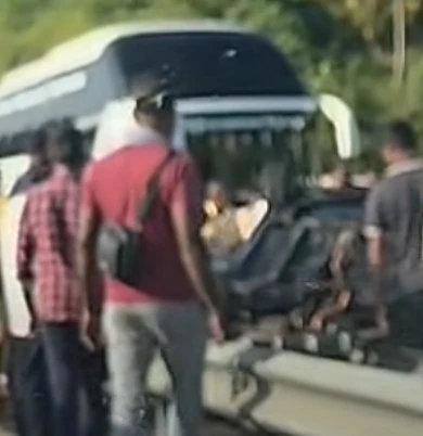 a-woman-was-killed-after-a-car-overturned-on-the-southern-expressway-two-people-were-injured