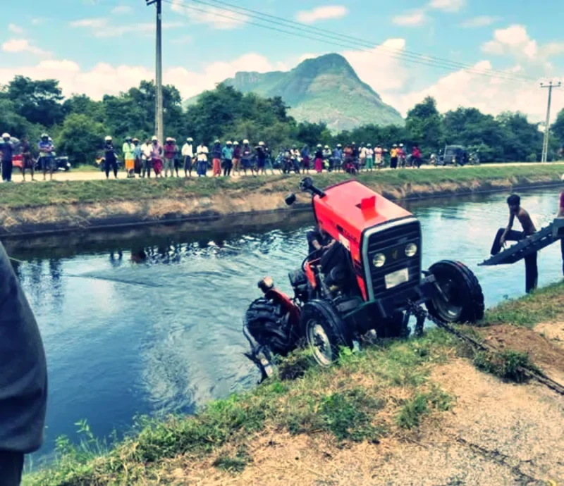 the-tractor-fell-into-the-maduru-oya-zd-canal-and-the-drivers-life-was-saved-photos
