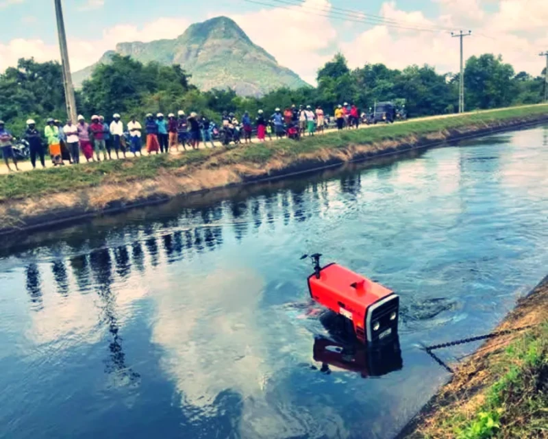 the-tractor-fell-into-the-maduru-oya-zd-canal-and-the-drivers-life-was-saved-photos