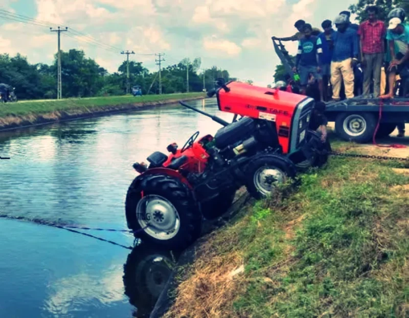the-tractor-fell-into-the-maduru-oya-zd-canal-and-the-drivers-life-was-saved-photos