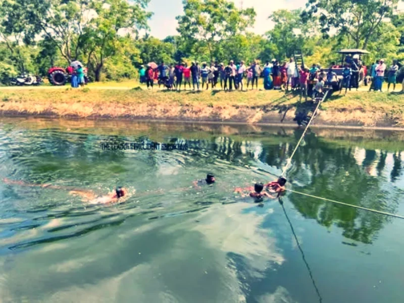 the-tractor-fell-into-the-maduru-oya-zd-canal-and-the-drivers-life-was-saved-photos
