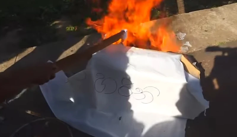 teachers-on-hunger-strike-demanding-permanent-jobs-burn-harinis-coffin-on-the-road