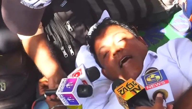 teachers-on-hunger-strike-demanding-permanent-jobs-burn-harinis-coffin-on-the-road