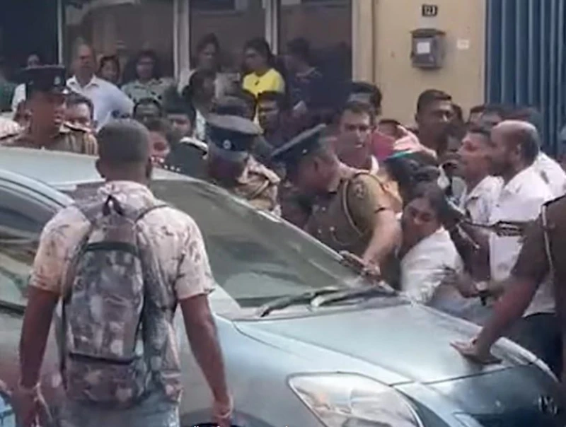 the-vehicle-of-the-person-who-smuggled-the-goods-to-romania-was-surrounded-and-attacked-and-it-was-hot-near-the-gangodawila-court