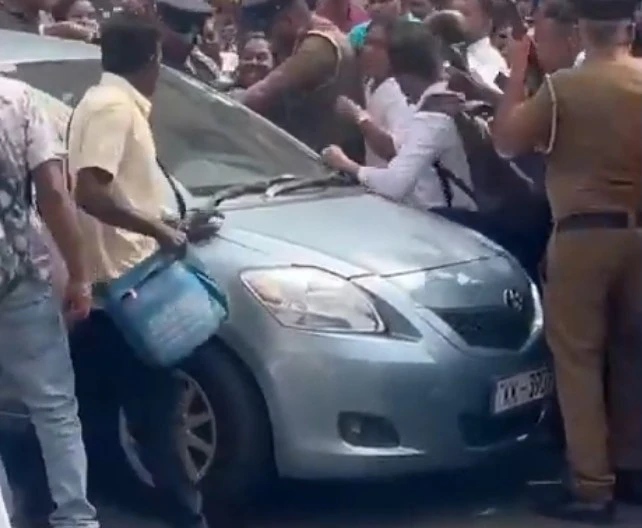 the-vehicle-of-the-person-who-smuggled-the-goods-to-romania-was-surrounded-and-attacked-and-it-was-hot-near-the-gangodawila-court