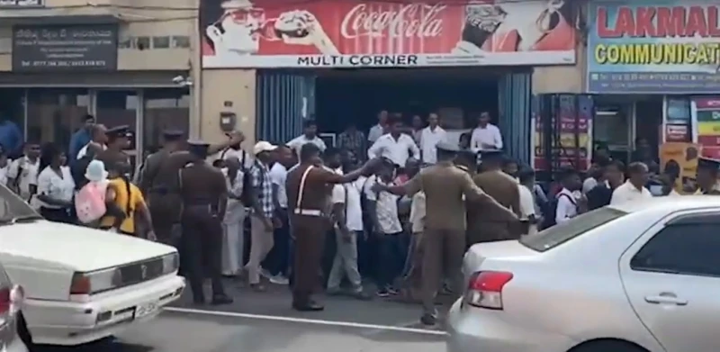 the-vehicle-of-the-person-who-smuggled-the-goods-to-romania-was-surrounded-and-attacked-and-it-was-hot-near-the-gangodawila-court