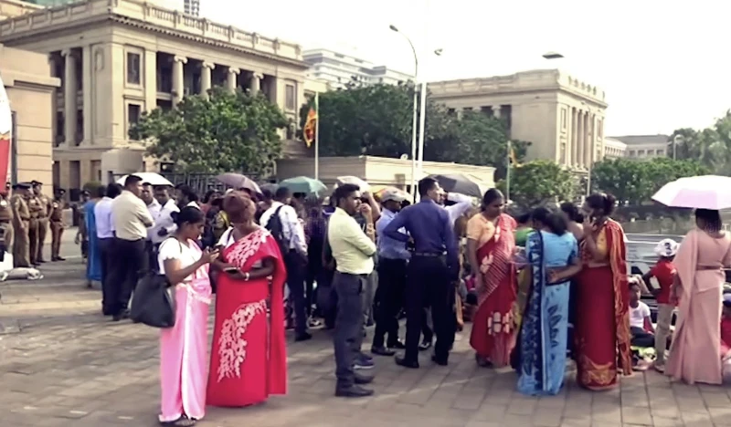 the-school-workers-who-want-to-send-our-children-to-our-school-have-come-to-the-presidents-secretariat-with-the-children