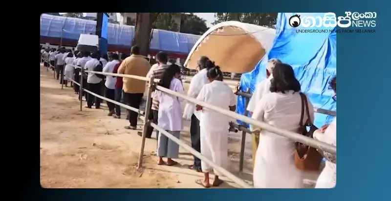 a-large-crowd-gathers-at-gangaramaya-to-watch-the-relic-exhibition