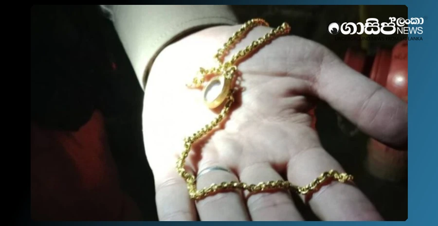 while-walking-to-exercise-the-former-sdig-was-shown-a-sword-and-broke-his-necklace