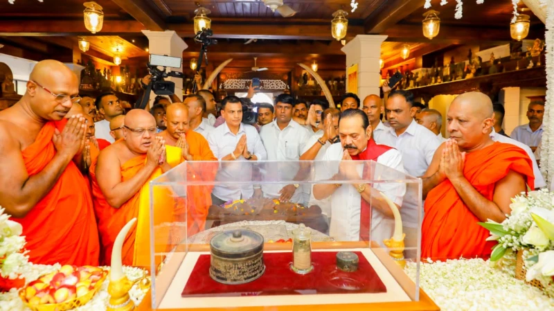 former-president-mahinda-worships-sarvajna-relics-at-gangarama-photos