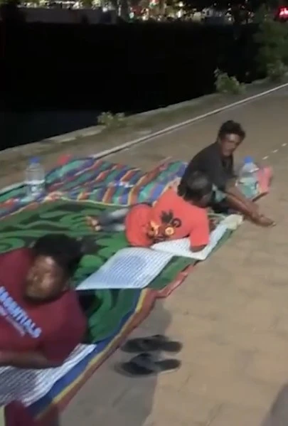 madhal-fishermen-settle-near-the-presidential-secretariat