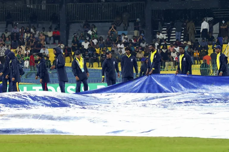 t20-world-cup-super8-the-match-between-pakistan-and-new-zealand-is-interrupted-by-rain-in-colombo