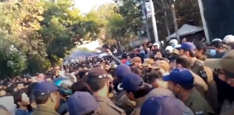 riots-across-pakistan---un-office-also-hit---23-dead-now