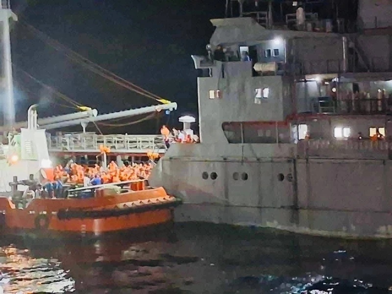second-iranian-ship-iris-bushehr-to-trincomalee-port---sri-lanka-saves-208-lives
