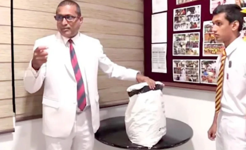 the-malambe-student-who-handed-over-ten-lakhs-of-money-forgotten-on-a-bus-to-the-owner