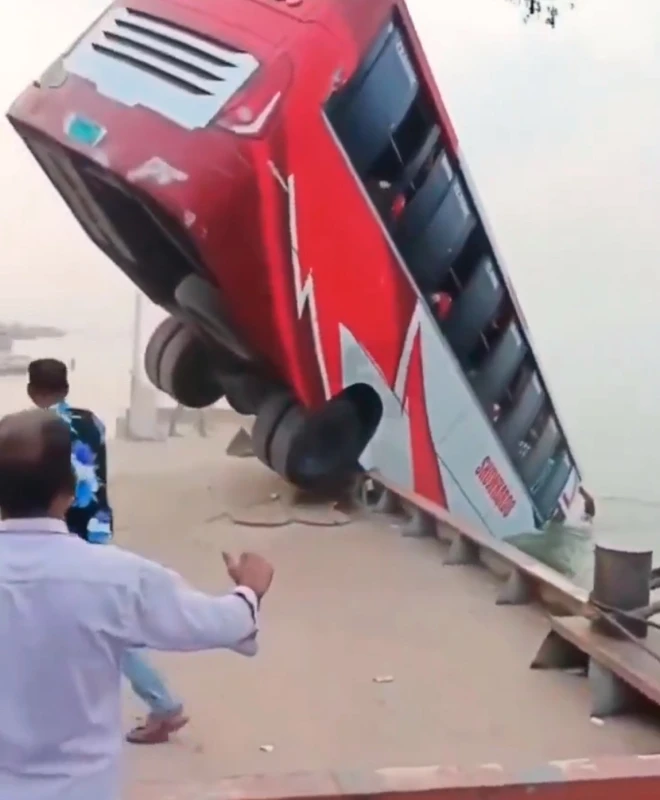the-tragedy-of-the-bangladesh-bus-that-sank-with-40-people-video